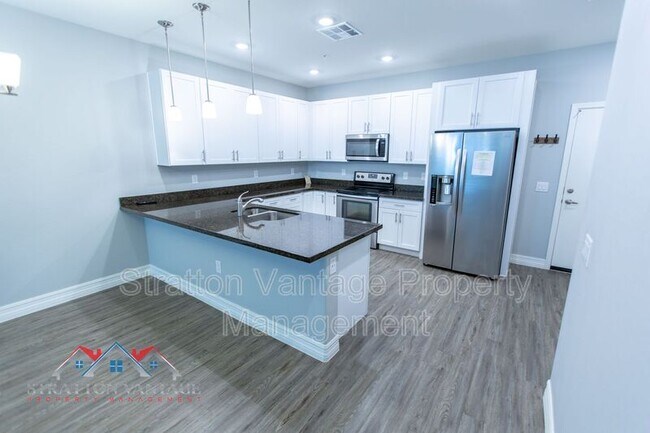 Building Photo - 2821 S Skyline Dr