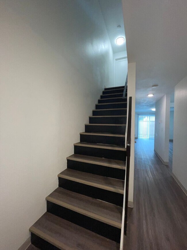 Building Photo - Rent Special: FREE First Full Month's Rent