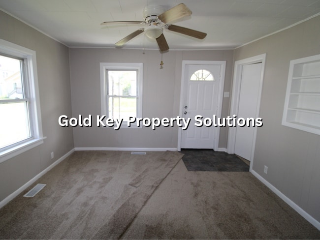 Building Photo - 2 BR 1 BA House with New Carpet and Paint ...