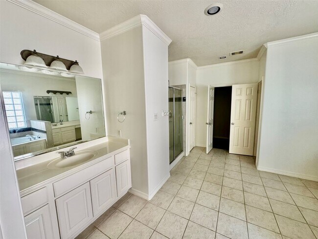 Building Photo - 7608 Janak Dr