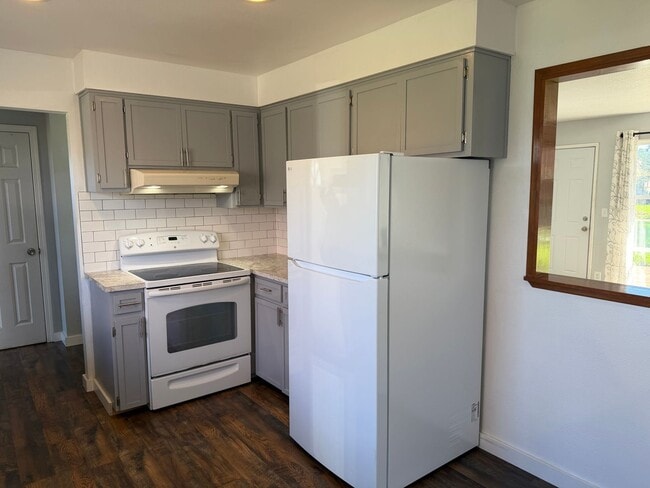 Building Photo - Updated 3 bedroom 1.5 bathroom house in Springfield!