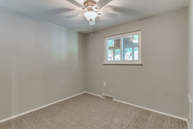 Building Photo - AVAILABLE MID-SEPTEMBER! Gorgeous 3-bedroo...