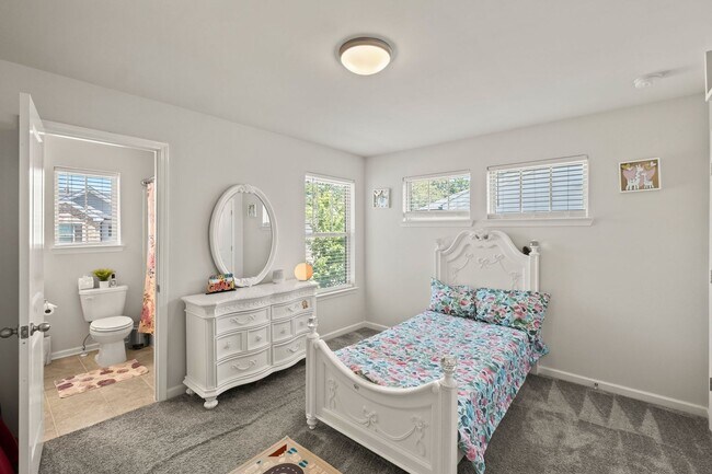 Building Photo - Gorgeous 3 BR/2.5 BA Townhome in Marietta-...