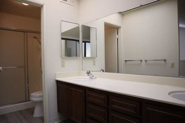 Building Photo - Spacious and bright 3-bedroom townhome-Nor...