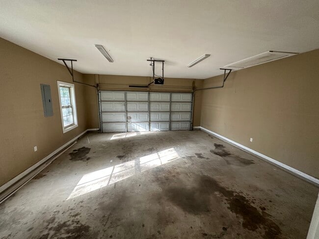 Building Photo - 1411 Caney Ln