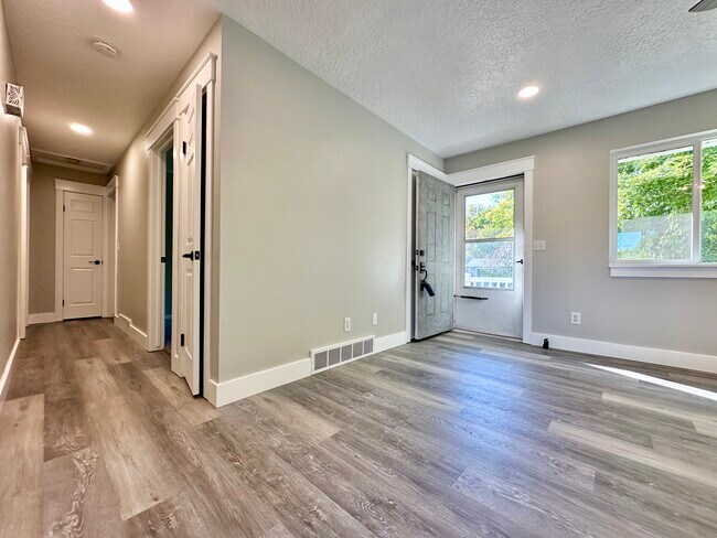 Building Photo - 45 River Cir Dr