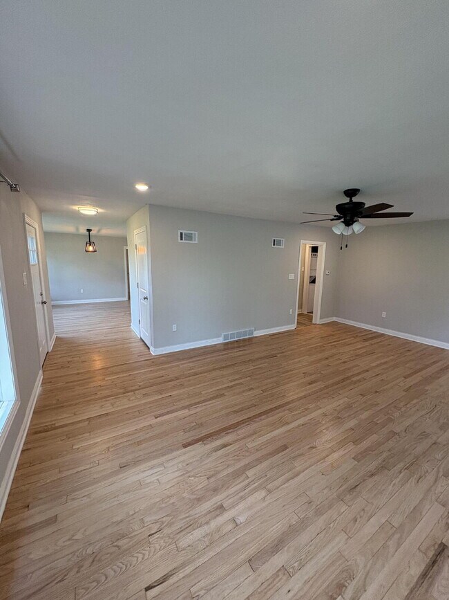 Building Photo - 3 bed, 2 bath House for Rent!