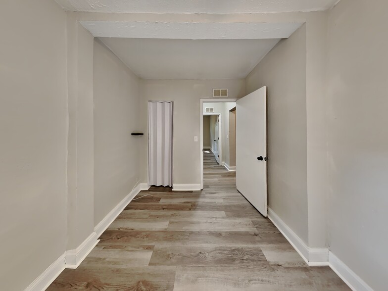 Building Photo - 2027 W 12th St