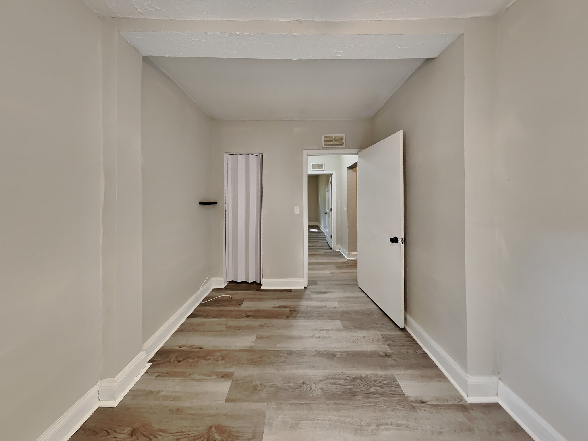 Building Photo - 2027 W 12th St