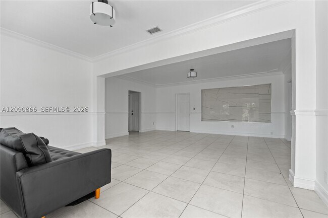Building Photo - 580 Lee Dr