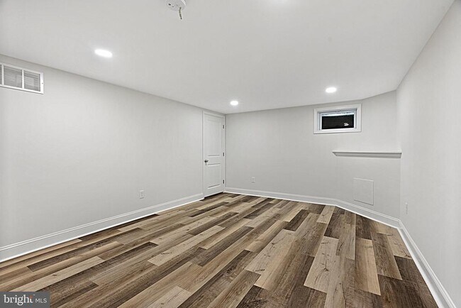 Building Photo - 409 Maiden Ln