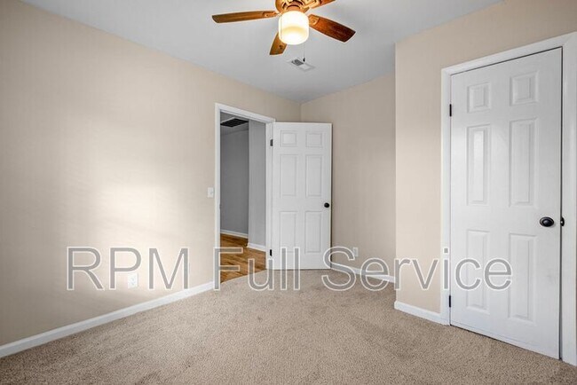 Building Photo - 1002 N Maple St