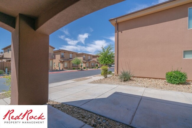 Building Photo - DOG-FRIENDLY 4 Bedroom Townhome with INTER...