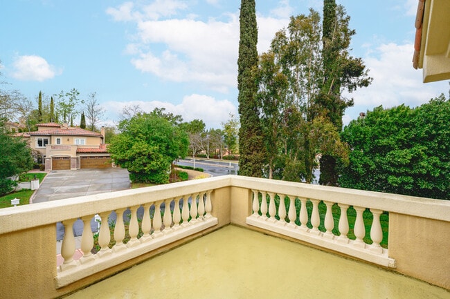 Building Photo - Elegant 5BR Furnished Estate with Pool & G...