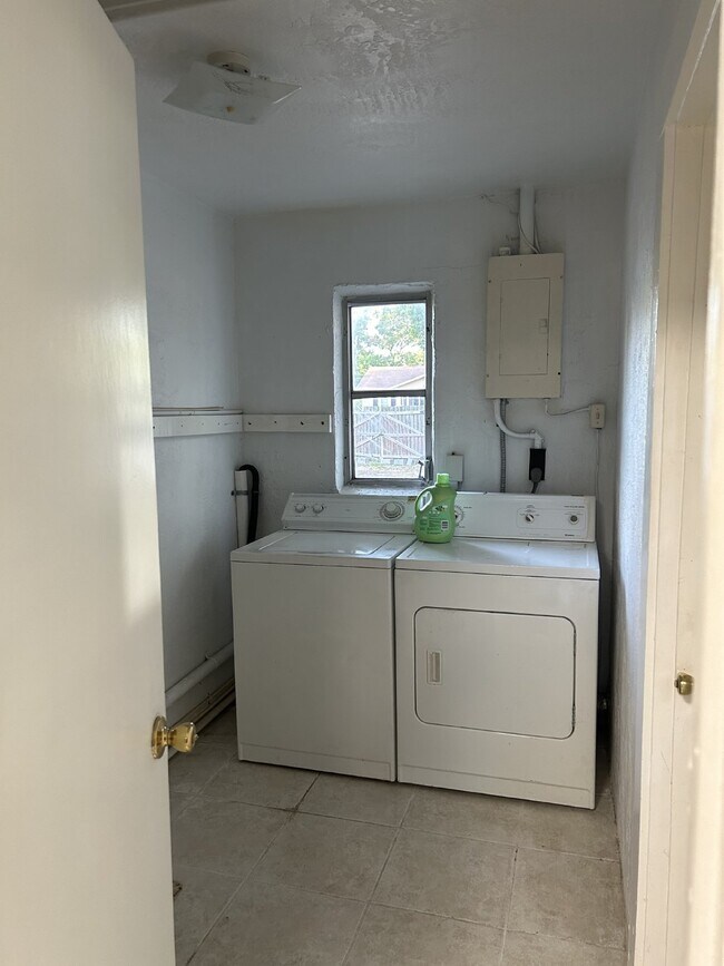 Building Photo - Bring Your  RV or Boat  -   2/1 House Incl...