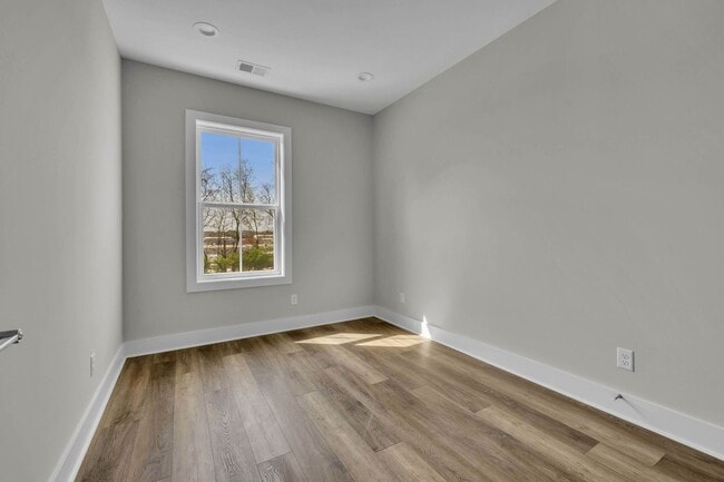 Building Photo - 425 Veritas St