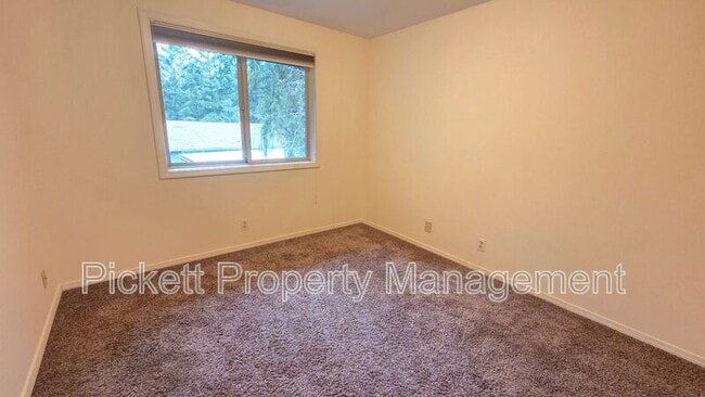 Building Photo - 565 NW Carolyn Ln