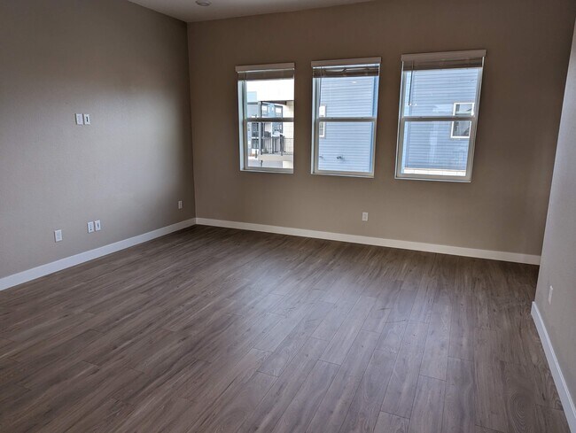 Large open main floor - 6191 Dallas Way