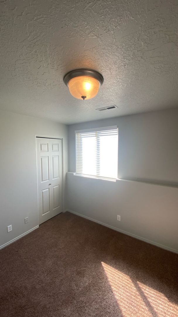 Building Photo - Move in Discount - 3 bedroom, 1 bathroom a...