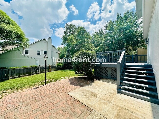 Building Photo - Beautiful, Spacious Home w/ Open Floor Pla...