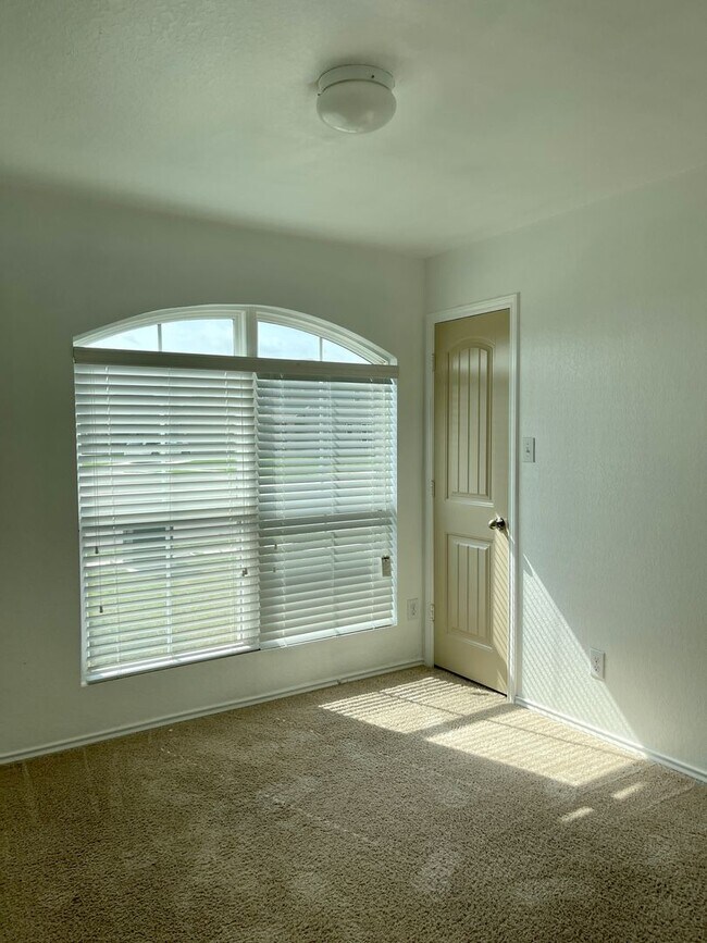 Building Photo - 1600 Nolte Farms Dr