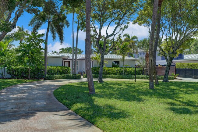 Building Photo - 930 S Lakeside Dr