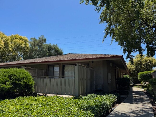 Building Photo - 101 Kinross Dr