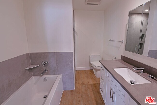 Building Photo - 136 S Palm Dr