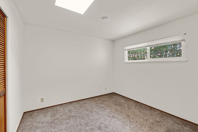 Building Photo - 1163 Crespi Dr