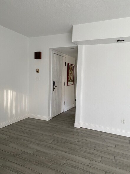 Entrance - 830 Pinewood Ct