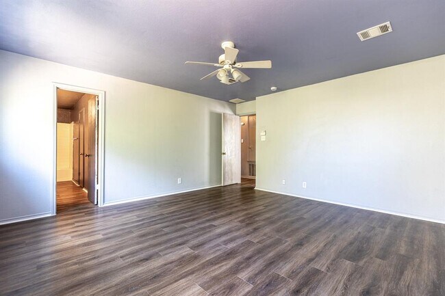 Building Photo - 1422 Meadow Pkwy