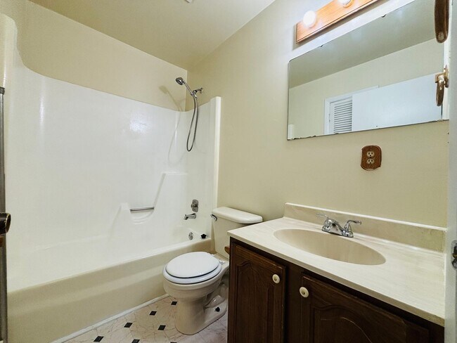 Building Photo - 208 Ardmore St