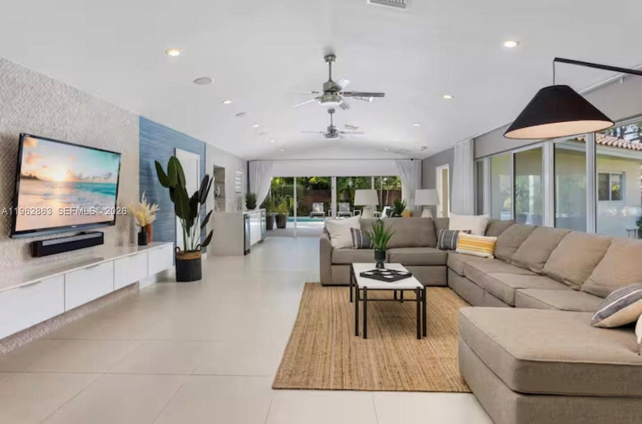 Building Photo - 1019 NE 115th St