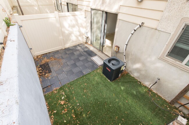 Building Photo - Beautiful Townhome in Excellent Holladay Location!