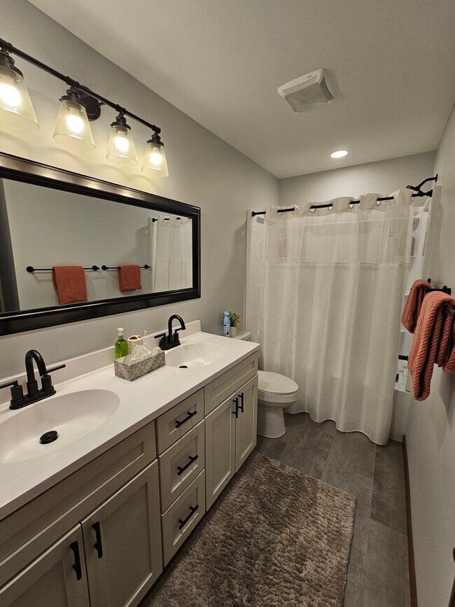 Building Photo - Remarkable 5 Bedroom Home For Rent in Mentor