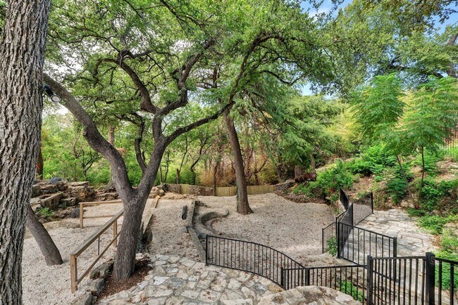 Building Photo - 9 bed 4 bath, available 2026!!