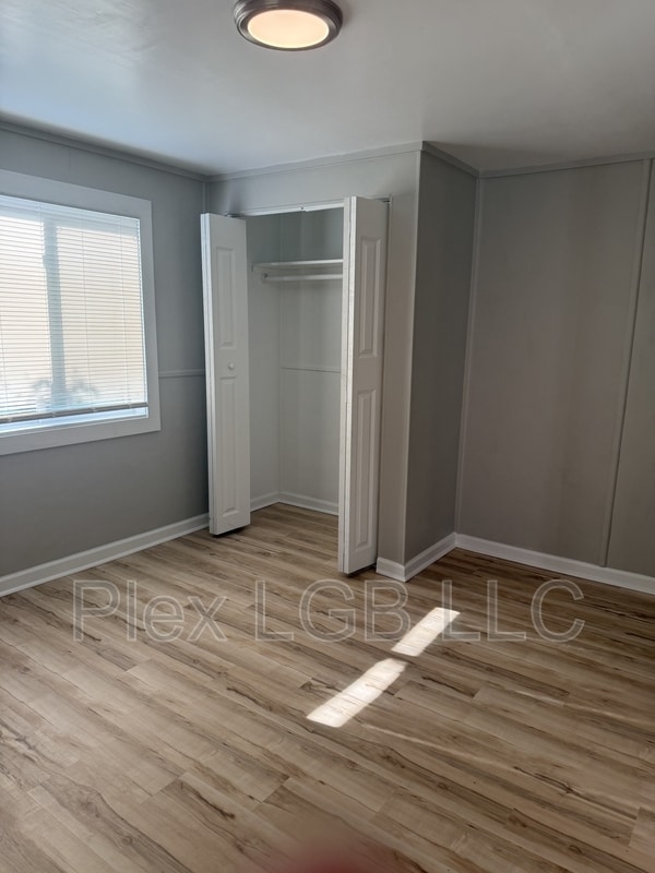 Building Photo - 218 E Render St