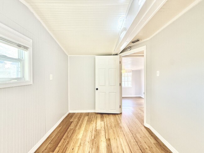 Building Photo - 713 Smith St