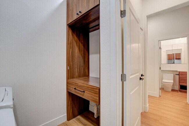 Building Photo - Popular Seven Hills Area, 1-Story, Complet...