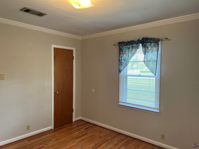 Building Photo - 482 Lake Joy Rd