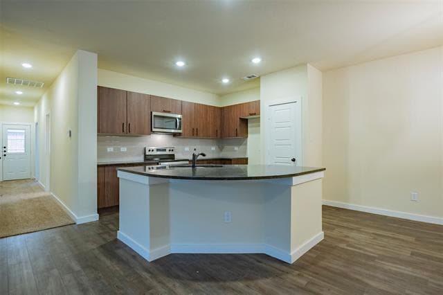 Building Photo - 709 Blackland dr