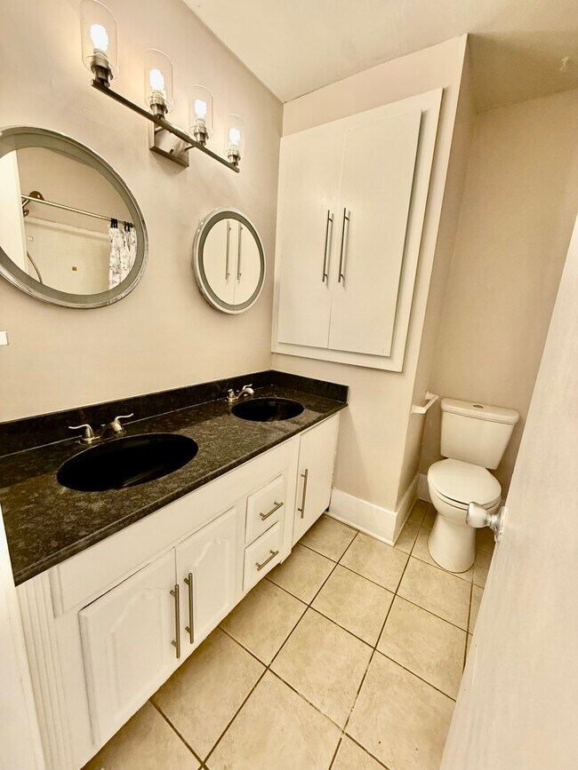 Building Photo - 2946 Madeira Dr