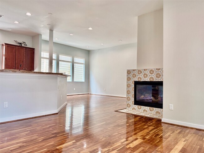 Building Photo - 608 W Drew St