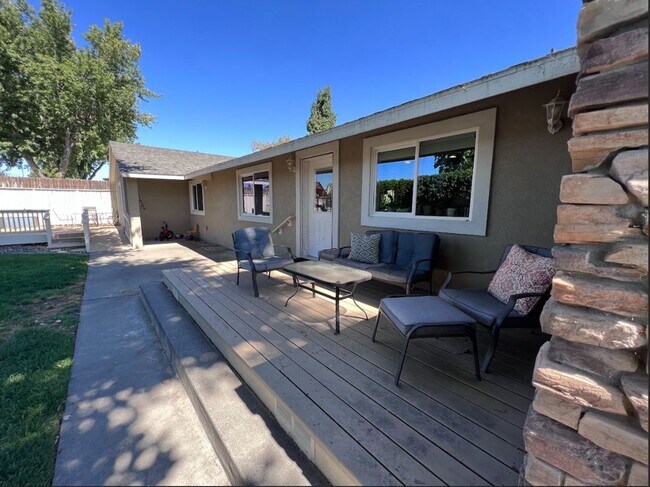 Building Photo - West Pasco Location a Block from the Colum...