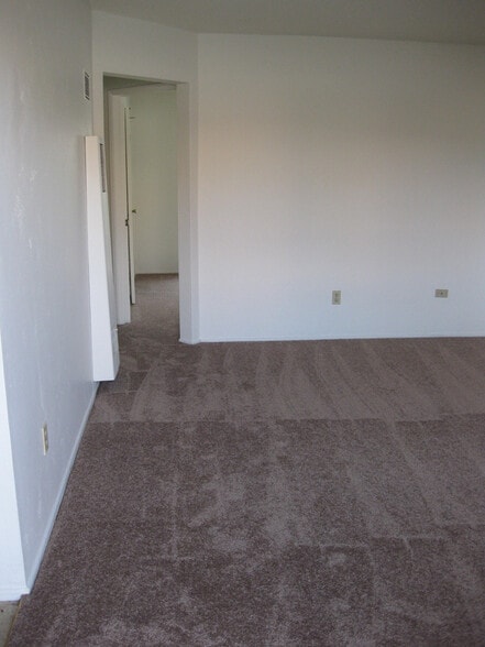 Hall to the bathroom - 487 E Park Ave