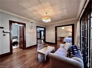 Building Photo - Charming 1-Bedroom Property in Prime Location