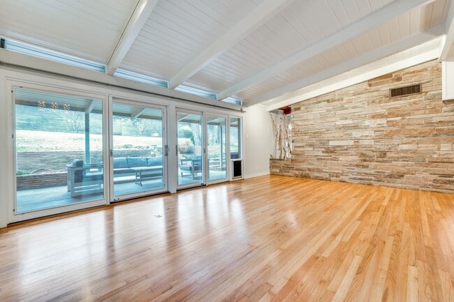 Building Photo - 524 N Manus Dr