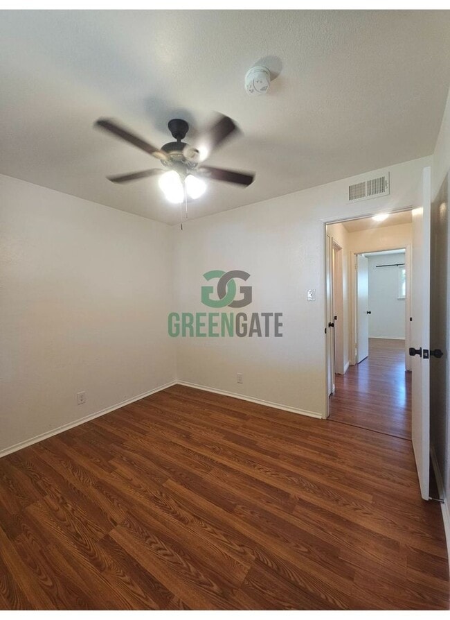 Building Photo - 3 BEDROOM 2 BATH HOME MOVE IN READY IN MOD...
