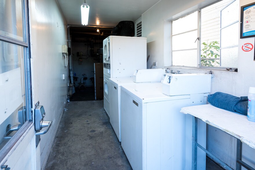 Building Photo - 323 E Chestnut St