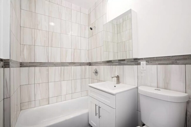 Building Photo - Private Bedroom in a 4 bedroom / 2 bathroo...